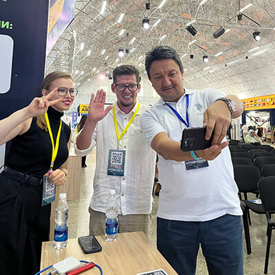 Представители патентного бюро Железно и гость форума E-COM KG 2024